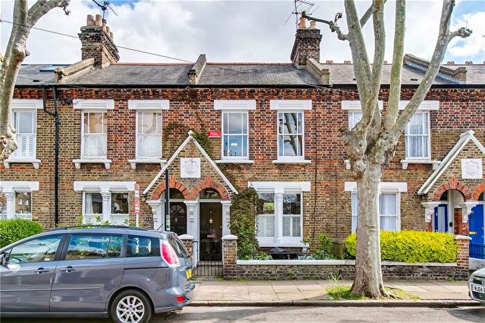 2 Bedroom Property To Rent In Brassey Square, London, SW11