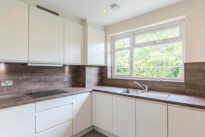 2 Bedroom Flat To Rent In Beverley Court, London N14