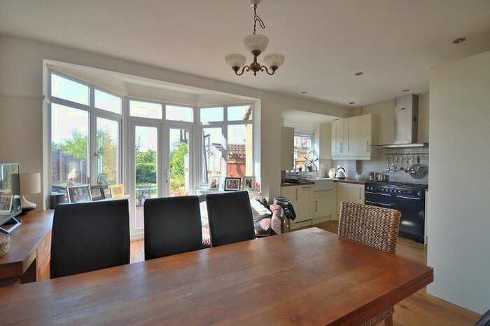 3 Bedroom Semi-Detached House To Rent In Chase Way, Southgate, N14