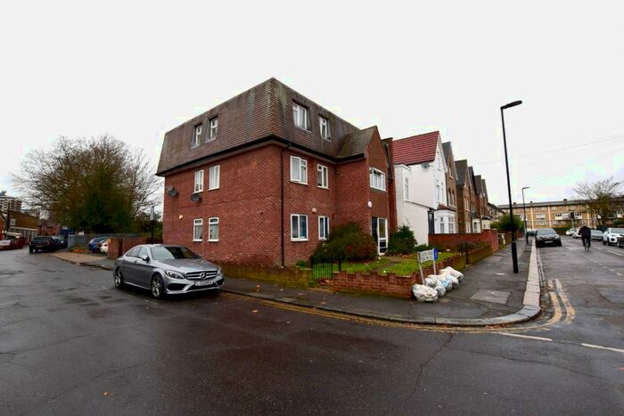 2 Bedroom Flat To Rent In Plaistow Park Road, Plaistow E13