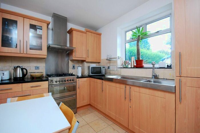 1 Bedroom Flat To Rent In Daffodil Street, Shepherd's Bush, London, W12