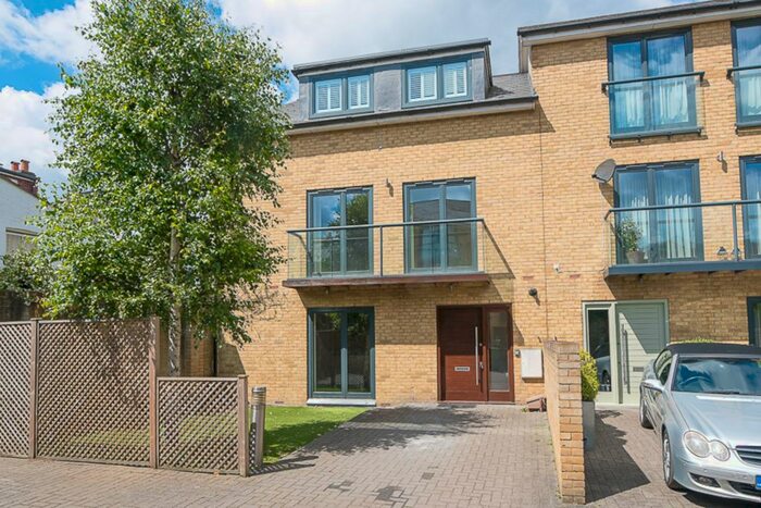 3 Bedroom Semi-detached House For Sale In Magna Square, London, SW14