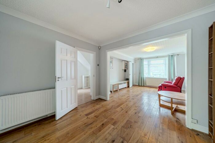 3 Bedroom Terraced House To Rent In George Crescent London, N10