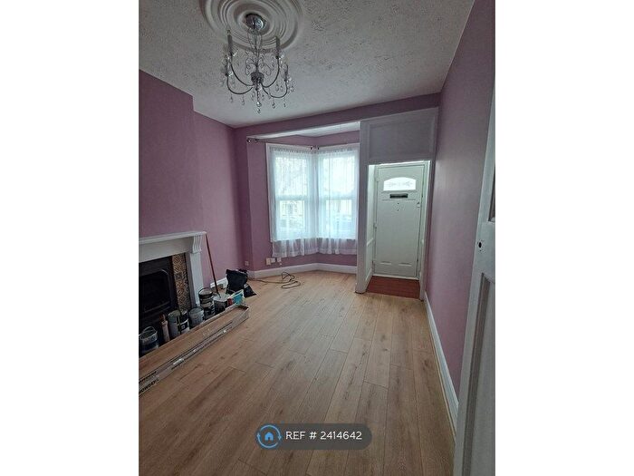 2 Bedroom Flat To Rent In Westminster Drive, Westcliff On Sea, SS0