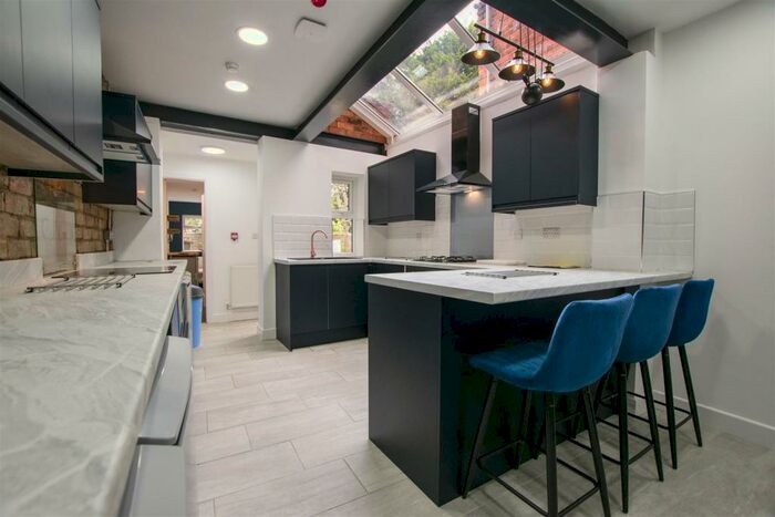 5 Bedroom House To Rent In Teignmouth Road, Birmingham, B29