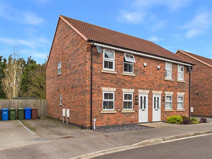 3 Bedroom Semi Detached House For Sale In Wentworth Close, Gilberdyke, HU15