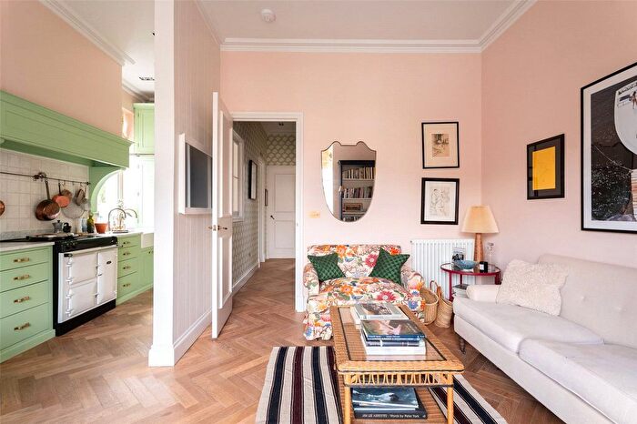 2 Bedroom Flat To Rent In Blenheim Crescent, Notting Hill, London, W11