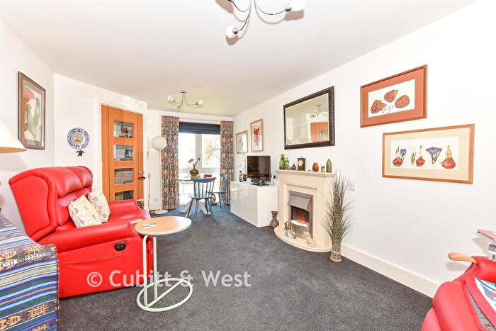 2 Bedroom Flat For Sale In Beaconsfield Road, Waterlooville, Hampshire, PO7
