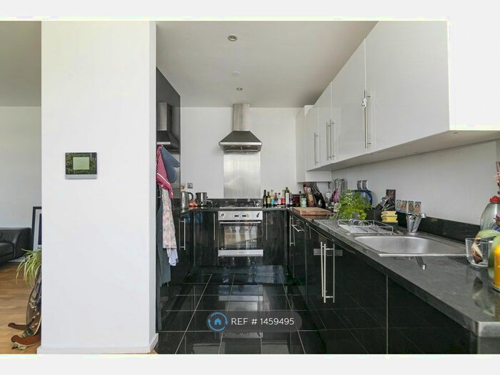 3 Bedroom Flat To Rent In Headlam Street, London, E1