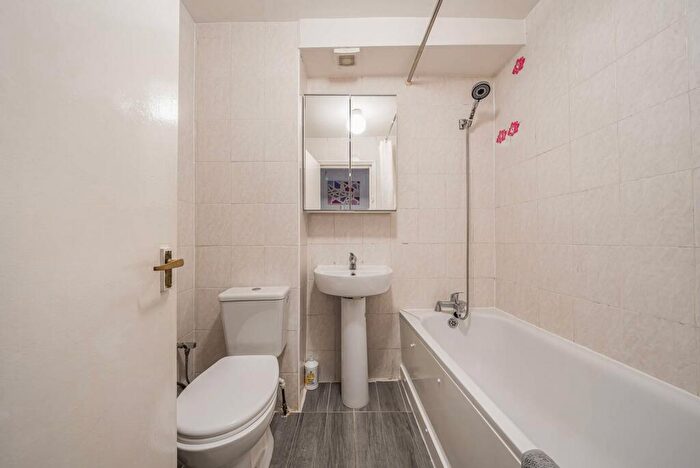 2 Bedroom Flat For Sale In Green Lanes, Newington Green, London, N16