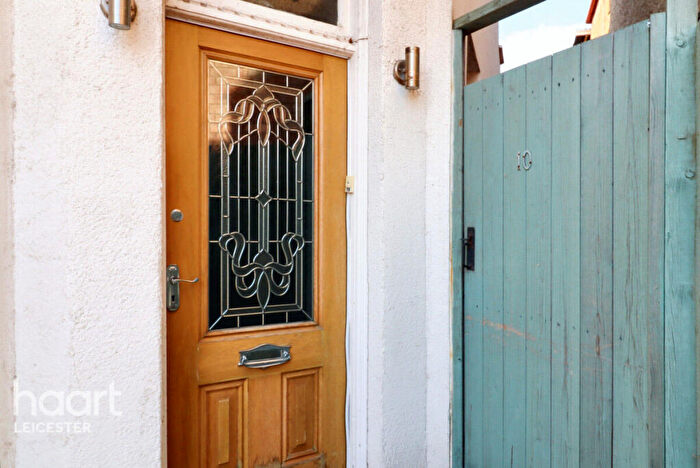 5 Bedroom Semi Detached House For Sale In Sunnycroft Road, Leicester, LE3