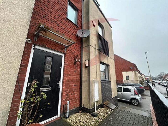 5 Bedroom Semi Detached House To Rent In Ross Walk, Belgrave, Leicester, LE4