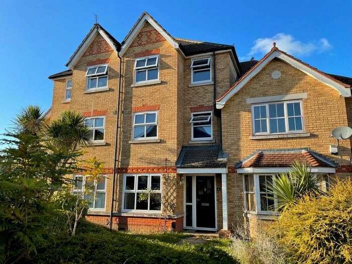 6 Bedroom Town House To Rent In Nightingale Shott, Egham TW20