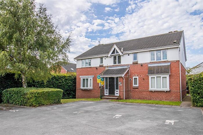 2 Bedroom Flat For Sale In Ashbrook Close, Ossett, WF5