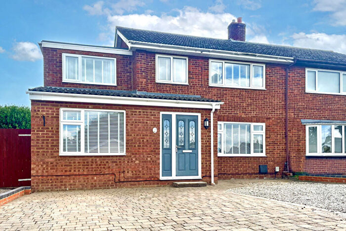 4 Bedroom Semi-Detached House For Sale In Kitelands Road, Biggleswade, SG18