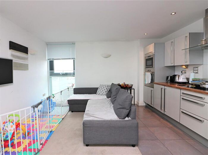 2 Bedroom Flat To Rent In Neutron Tower, Blackwall Way, London, E14