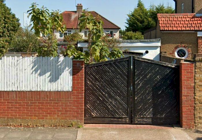 Studio To Rent In Ladywood Road, Surbiton, KT6