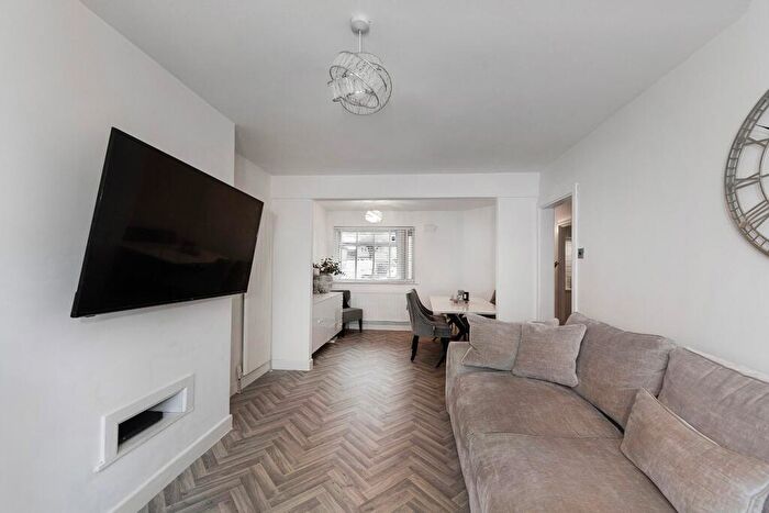 2 Bedroom Maisonette For Sale In Welling Way, South Welling, DA16