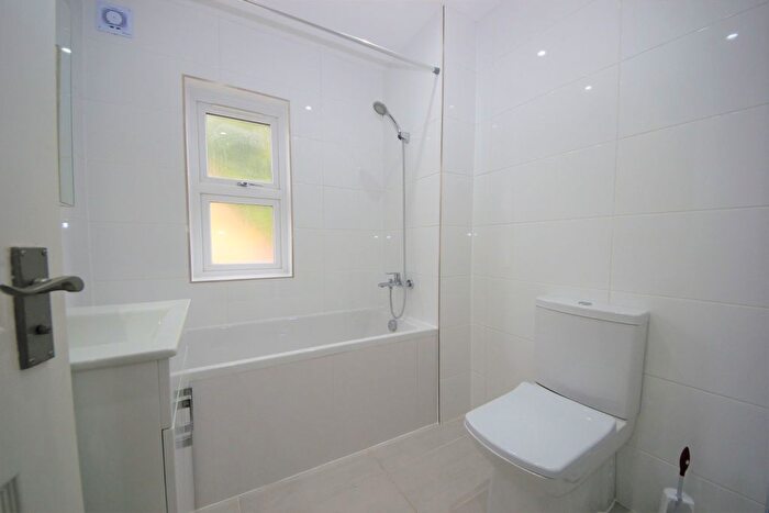 2 Bedroom Flat To Rent In Long Lane, Finchley, N2