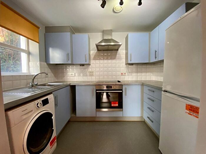 2 Bedroom Flat To Rent In Hylands Court, Garlands Road, Redhill, RH1