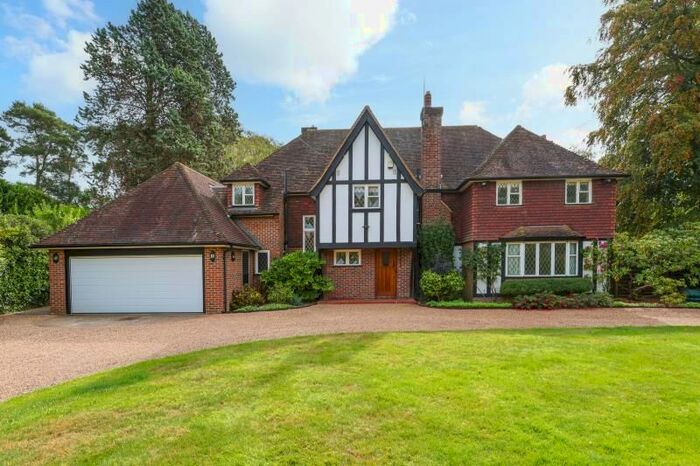 Detached House To Rent In The Fairway, Weybridge, Surrey, KT13