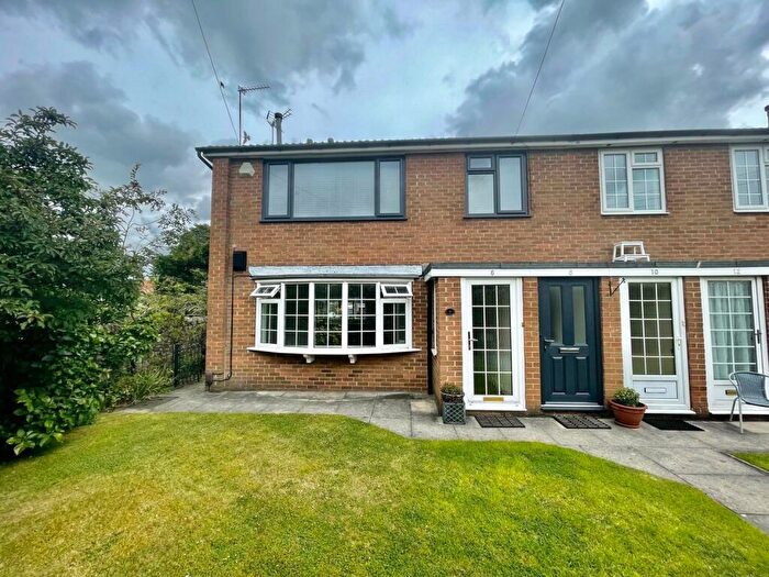 2 Bedroom Flat To Rent In Crag Hill Avenue, Leeds, West Yorkshire, LS16