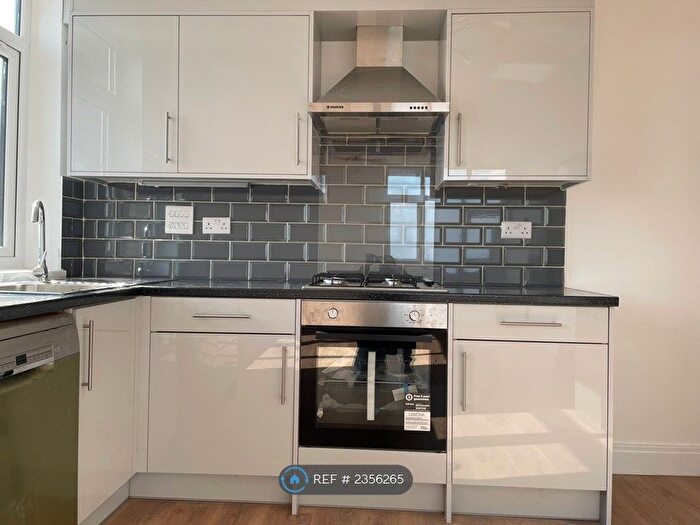 3 Bedroom Flat To Rent In Valebrook, Ilford, IG1