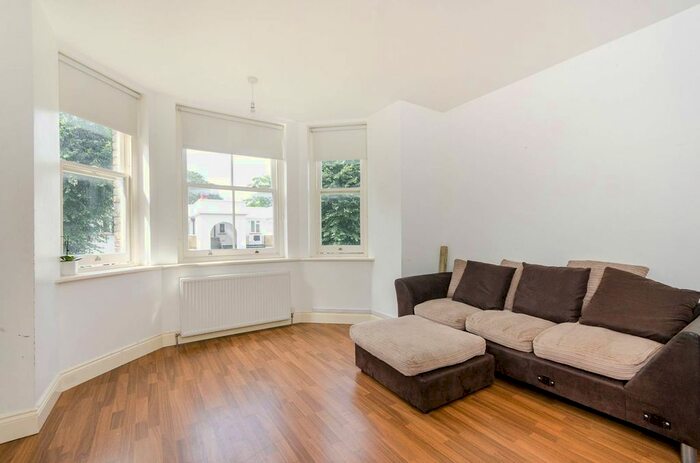 2 Bedroom Flat To Rent In Stockwell Park Road, Stockwell, London, SW9