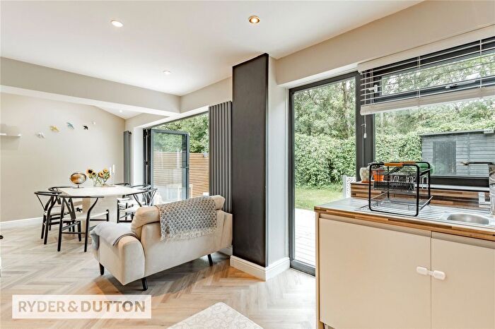 3 Bedroom Semi-detached House For Sale In Hereford Way, Middleton, Manchester, M24