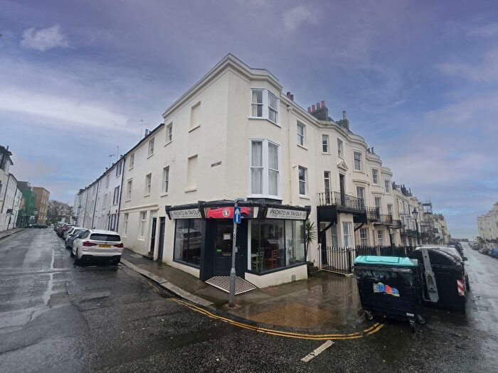 3 Bedroom Flat To Rent In Cross Street, Hove, BN3