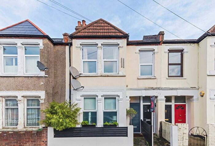 3 Bedroom Flat To Rent In Woodbury Street, Tooting, SW17