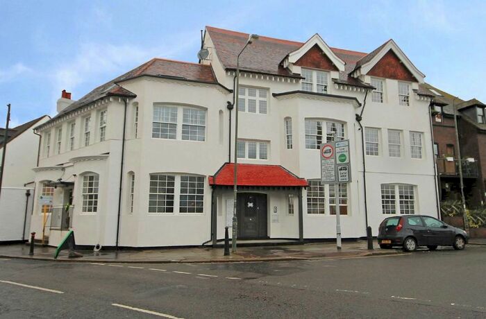 1 Bedroom Flat To Rent In Park Gate Court, High Street, Hampton Hill, Hampton, TW12