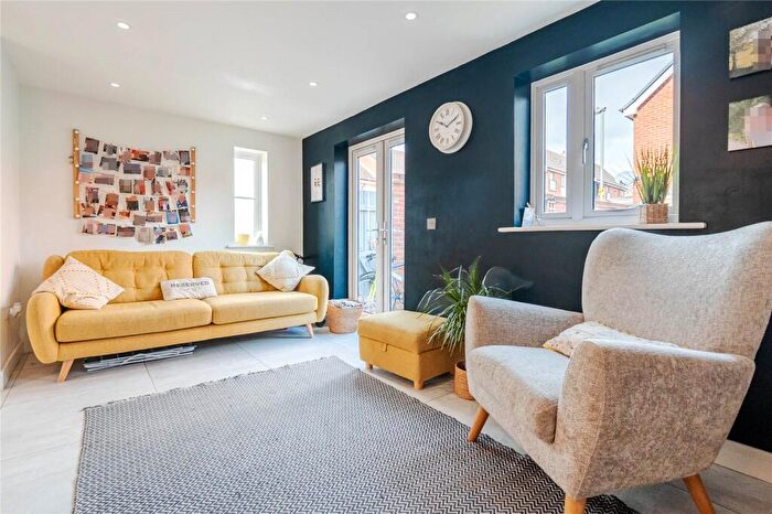 3 Bedroom End Of Terrace House For Sale In Leyland Road, Dunstable, Bedfordshire, LU6