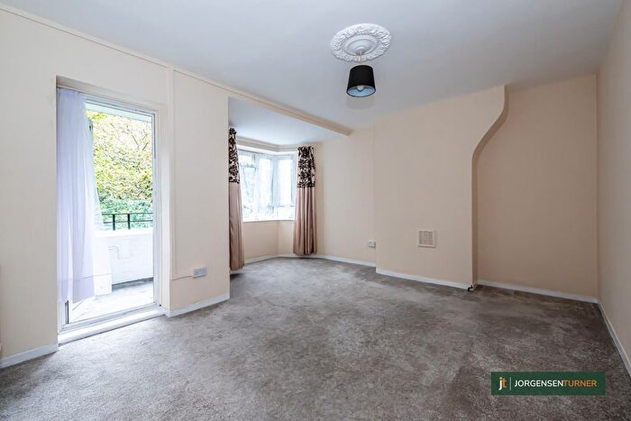 3 Bedroom Flat To Rent In Cornwallis House, White City Estate, Shepherds Bush, W12