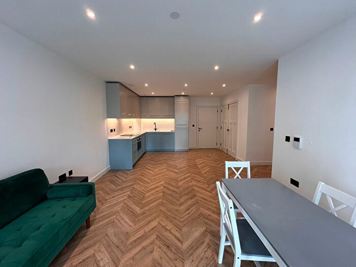 1 Bedroom Flat To Rent In Brook Street, Kingston Upon Thames, KT1