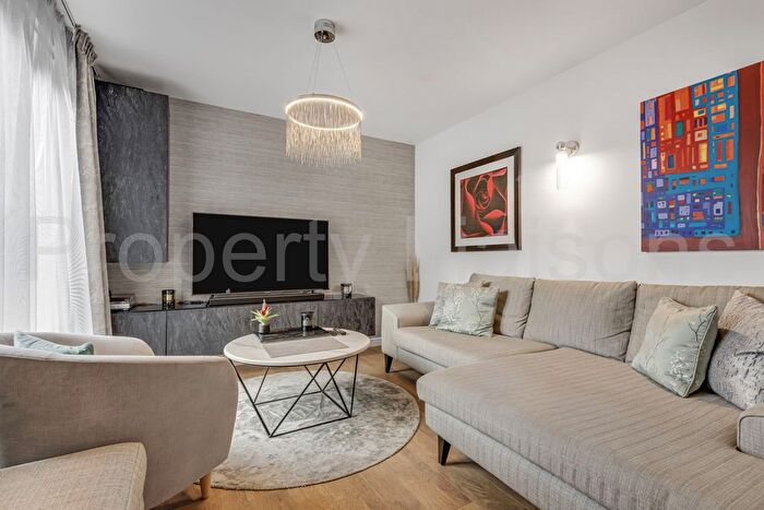 2 Bedroom Flat For Sale In John Bowles Court, London, E1W