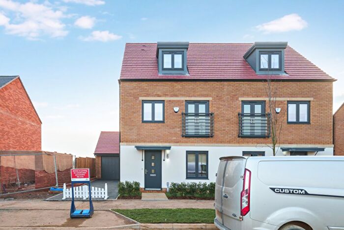 3 Bedroom Property To Rent In Kingfisher Drive, Northampton, NN5