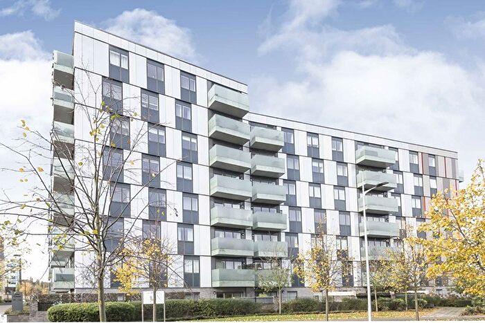 2 Bedroom Flat To Rent In Lakeside Drive, Acton, NW10