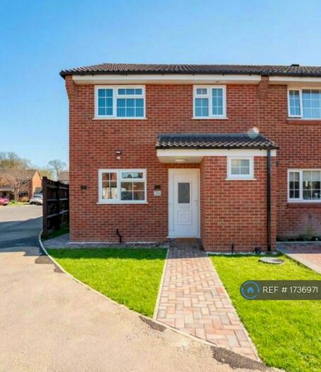 3 Bedroom End Of Terrace House To Rent In Diana Close, Slough, SL3