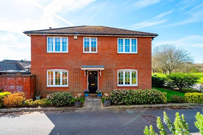 4 Bedroom Detached House For Sale In Oakdene Place, Guildford, GU3