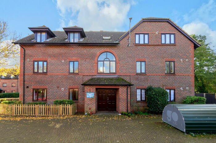 2 Bedroom Apartment To Rent In Kingston Upon Thames, Surrey, KT2