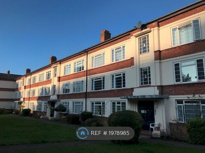 3 Bedroom Flat To Rent In Boston Manor Road, Brentford, TW8