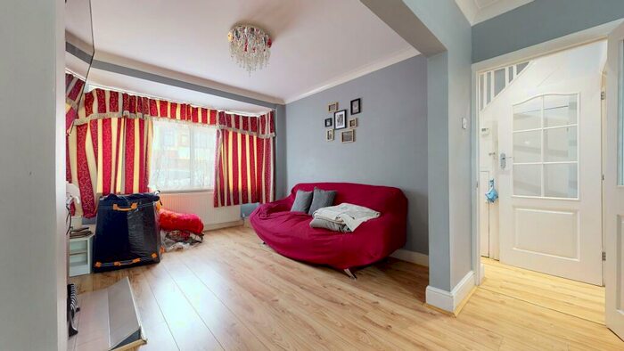 3 Bedroom Ground Flat To Rent In Lamberhurst Road, RM8