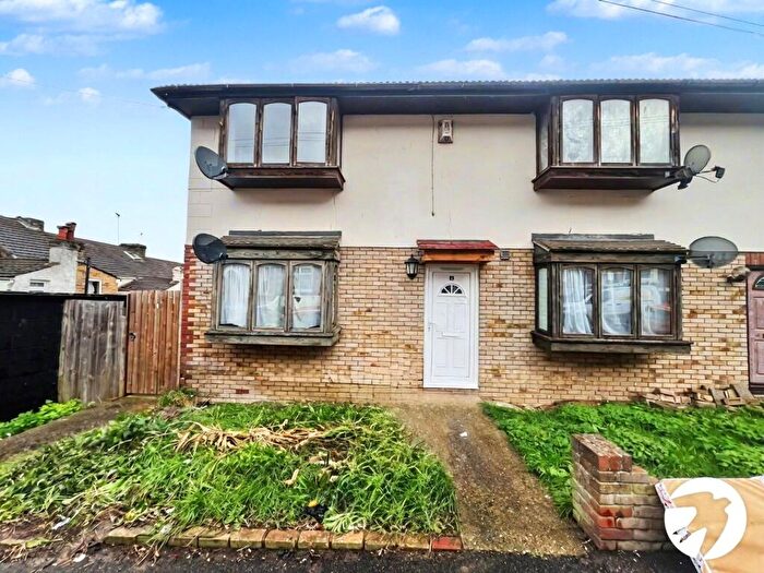 1 Bedroom Flat For Sale In Rose Court, Alexandra Road, Chatham, Kent, ME4