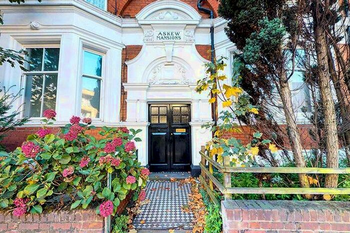 3 Bedroom Flat To Rent In Askew Mansions, Askew Road, Shepherds Bush, W12