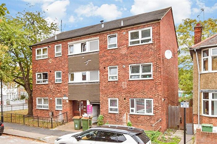 2 Bedroom Flat For Sale In Landseer Avenue, Manor Park, London, E12