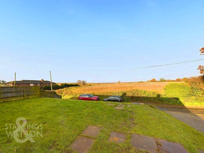 3 Bedroom Semi-Detached Bungalow For Sale In Burnt House Road, Cantley, Norwich, NR13