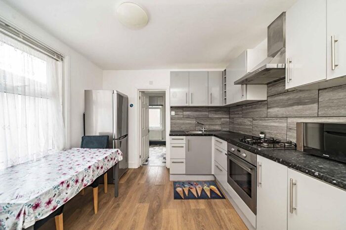 2 Bedroom Flat To Rent In Acton Lane, Acton, W3