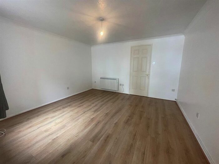 1 Bedroom Flat To Rent In St. Margarets Avenue, Stanford-Le-Hope, SS17