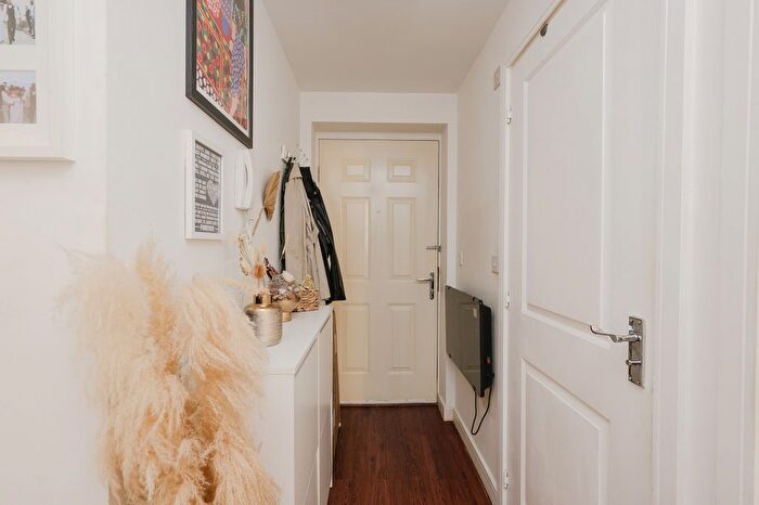 1 Bedroom Flat For Sale In Schoolgate Drive, Morden, SM4